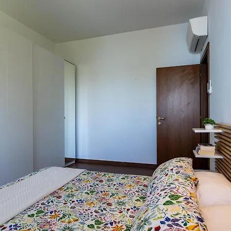 Lake View - Apartment With Terrace - Ac - Wifi - By Guestaly Appartamento